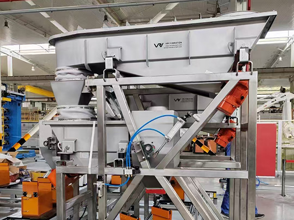 Sistema de manipulación de materiales: alimentador vibratorio motorizado y alimentador vibratorio electromagnético.