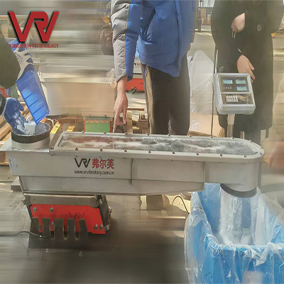 Alimentador vibratorio electromagnético en transporte de polvo.
